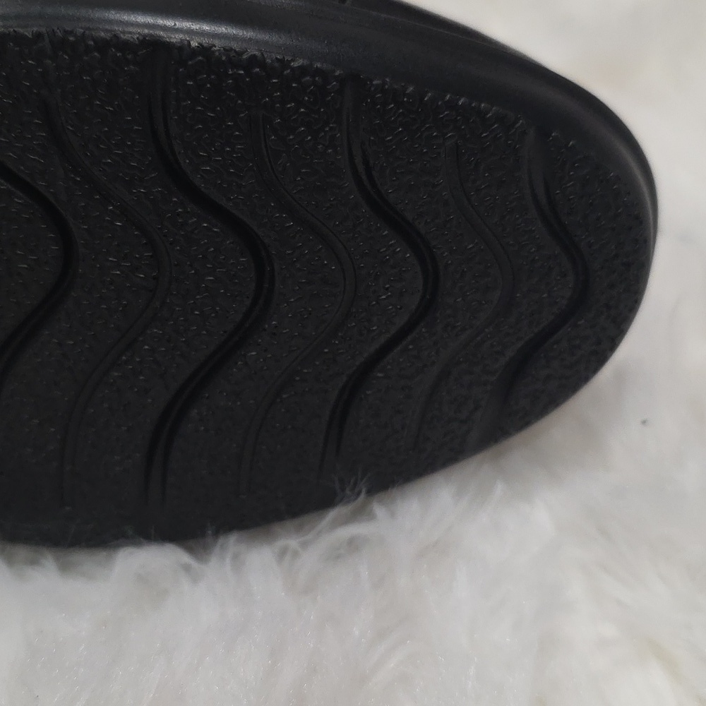 IUY- Black Women's Shoe. Size 7.5 - Picture 5 of 7